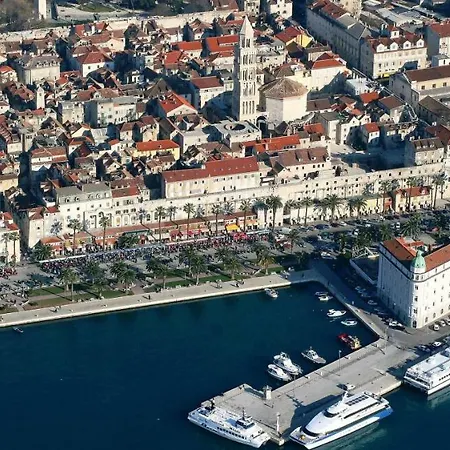 Lives As A Local And Feel Split, 5 Min From Promenada Apartman
